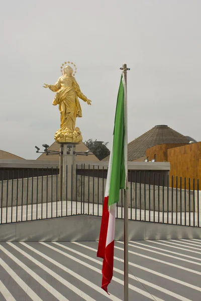 Milan's Duomo Cathedral Virgin Mary copy — Stock Photo, Image