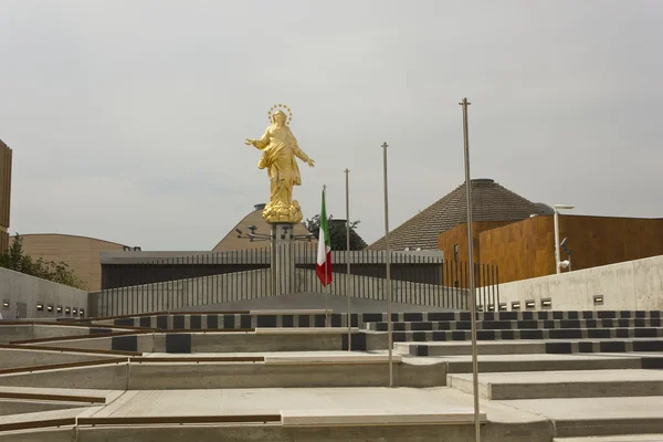 Catedral del Duomo de Milán Virgen María copia en la Expo 2015 —  Fotos de Stock