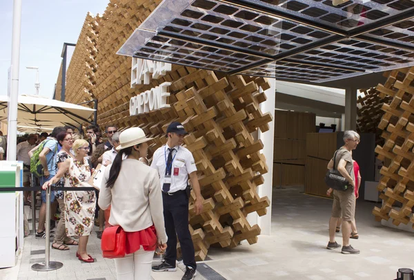 Lidé, kteří se brodí vstoupit do japonského pavilonu na Expo 2015 — Stock fotografie