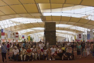 Evrensel sergi Decumano Caddesi üzerinde insan kalabalığı 