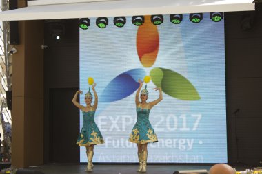 İki Kazakistan dansçı performans 