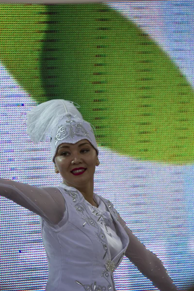Bailarina kazaja actuando en traje tradicional en la Expo —  Fotos de Stock