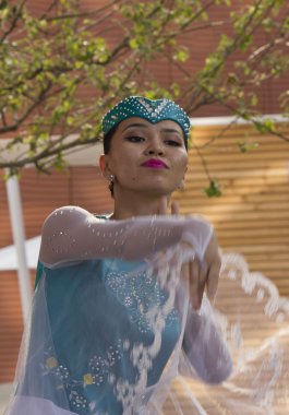 Kazaksthan dansçı geleneksel elbiseli portresi