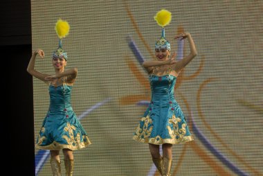 İki Kazakistan dansçı 