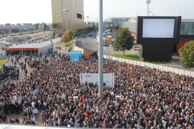Expo sergi erişmek için sıraya insan kalabalığı