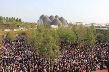 Expo Fuarı Milano erişmek için sıraya insan kalabalığı 