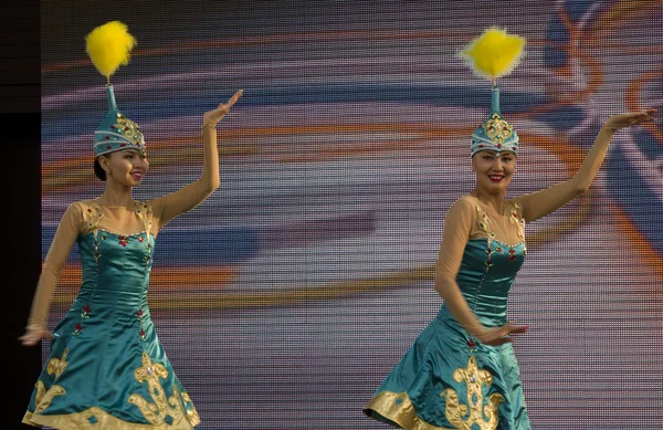 Two Kazakhstan dancer performance at Universal Exhibition — Stock Photo, Image