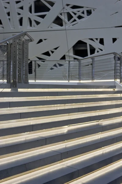 Escalier lumineux du pavillon italien à l'Expo 2015 à Milan, personne autour — Photo