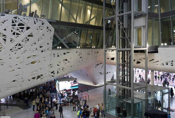 Pohled z horní části lidí uvnitř italský pavilon na Expo Milan — Stock fotografie