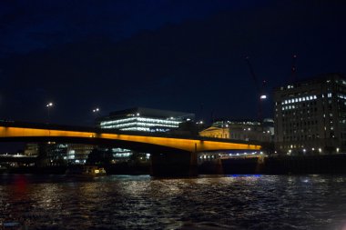 Londra gece Thames Nehri tarafından 
