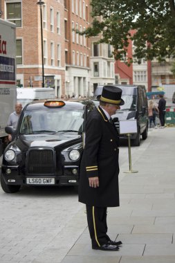 Londra'da bir otelin dışında konsiyerj 