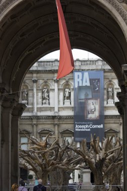 Londra'daki Kraliyet Sanat Adademy kemerli giriş kapısı 