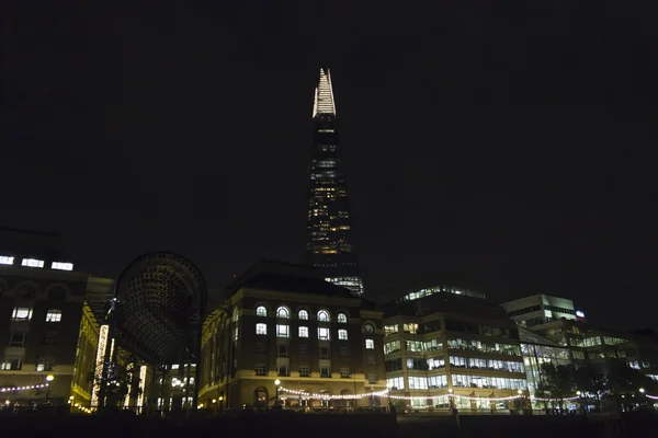 Современные здания ночью в Лондоне — стоковое фото