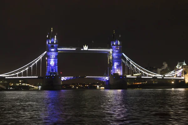 Лондонский мост ночью — стоковое фото