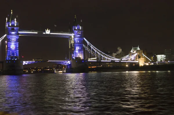 Лондонский Тауэрский мост ночью у реки Темзы — стоковое фото