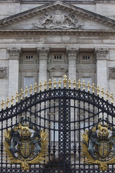 Architecturale close-up van Iron Australia Gate met Buckhingham Palace achter — Stockfoto