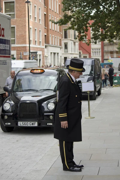 Concierge outside an hotel in London — Stock Photo, Image