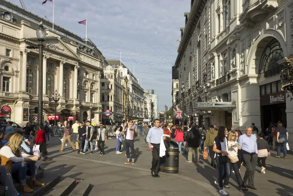 런던의 피카딜리 서커스에서 걷고 있는 사람들 — 스톡 사진