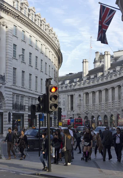 Ludzie na zewnątrz w Regent Street — Zdjęcie stockowe