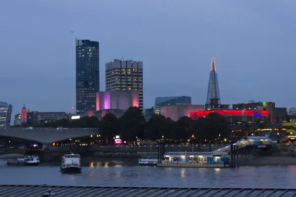 London Cityscape at twilight, modern buildings by River Thames — стоковое фото