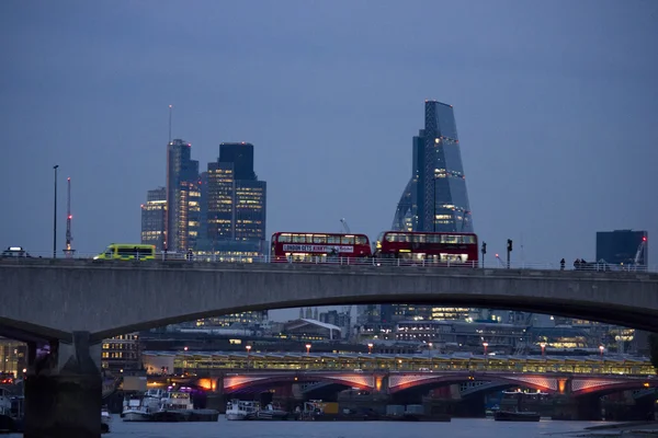 London stadsbilden på twilight, moderna byggnader på Thames stadsbilden — Stockfoto