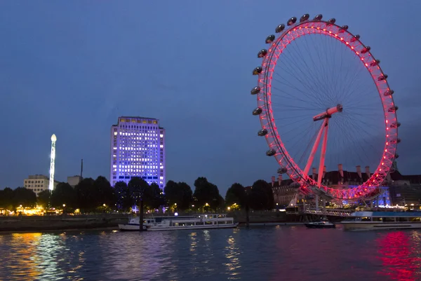 Night view of the Millenium wheel, lighted in red at twilight — Stock Photo, Image