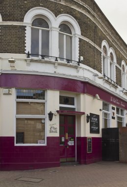 Londra varoşlarda boğa barda