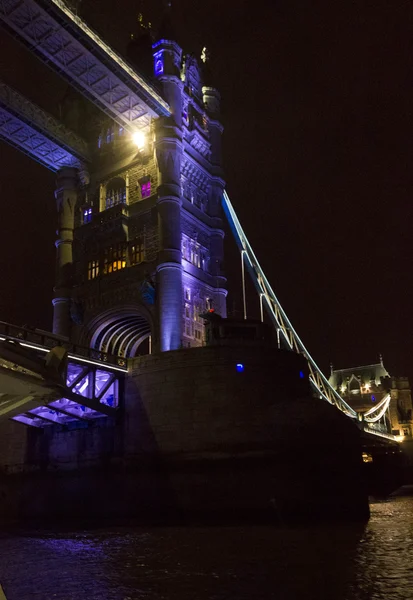 Architektoniczne z bliska London Tower Bridge nocą — Zdjęcie stockowe