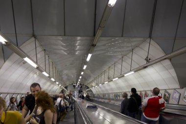 Londra Yeraltı tüneli merdiven üzerinde kişi. 