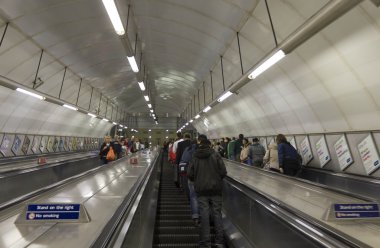 Londra Yeraltı tüneli merdiven üzerinde kişi