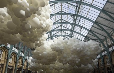 Kalp atışı beyaz balonlar yükleme Covent Garden'da Charles Petillon tarafından 