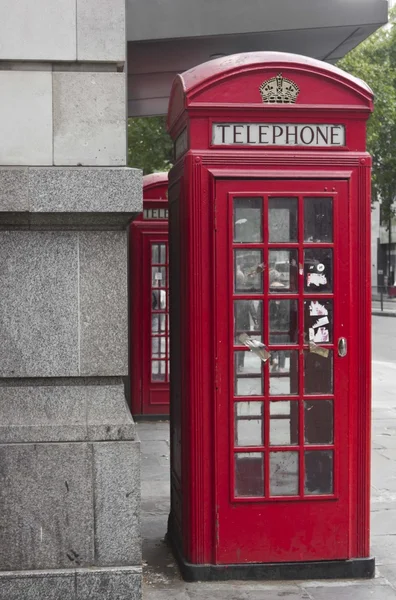 Traditionele Engelse rode telefooncel — Stockfoto