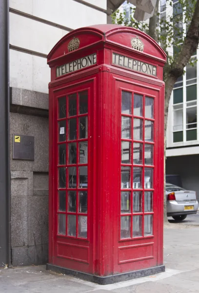 Traditionele Engelse rode telefooncel — Stockfoto