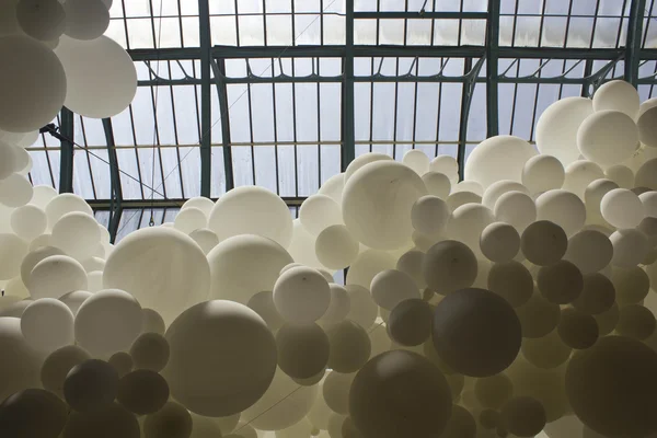 Kalp atışı beyaz balonlar yükleme Charles Petillon tarafından — Stok fotoğraf