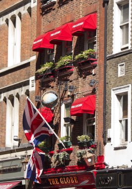 Küre pub ve onun kırmızı perdeler cephesinde ile Londra'nın mutfak 