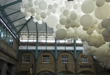 Kalp atışı beyaz balonlar yükleme Covent pazarında Charles Petillon tarafından  