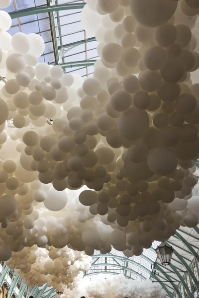 Mercado Covent Garden em Londres, com centenas de balões brancos — Fotografia de Stock