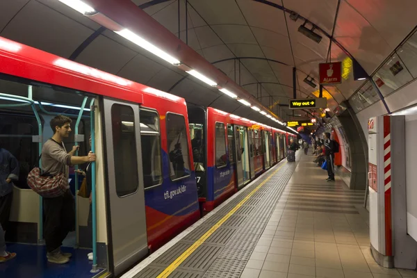 London metro Station plattform — Stockfoto