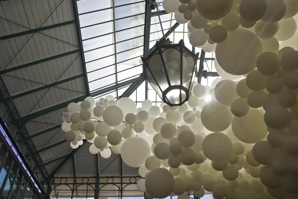 Herzschlag weiße Luftballons Installation von charles petillon in Covent Market — Stockfoto