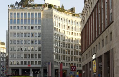 Milano'da Piazza San Babila meydanında binalar 