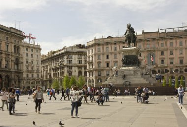 Piazza del Duomo Meydanı Milano, Kral Victor Emmanuel II anıtı  