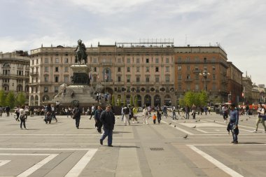 Piazza del Duomo Meydanı Milano, Kral Victor Emmanuel II anıtı 