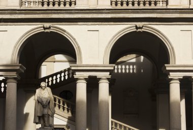 Milan merkezinde avluda Accademia di Brera 