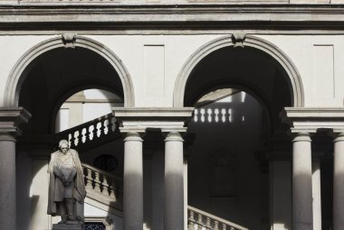 Accademia di Brera avlunun merkezinde, Milan, İtalya 