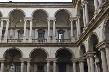 Milan merkezinde avluda Accademia di Brera 