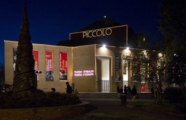 Piccolo Teatro Milano gece görünümü 