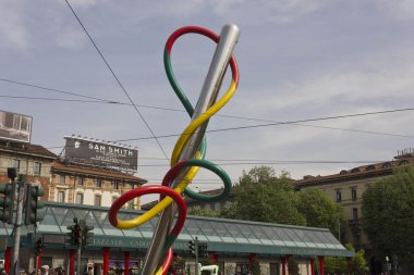 Bir iğne ve Piazza Cadorna tehdit dev heykeli  