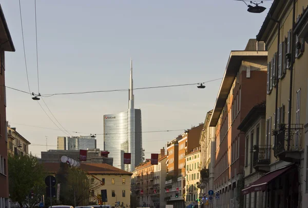 Via San Marco Street en el distrito de Milán Brera, con el moderno rascacielos de cristal en el fondo — Foto de Stock