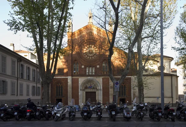 Frontansicht der Basilika San Marco in Mailand, Italien, mit auf der Straße geparkten Motorrollern — Stockfoto