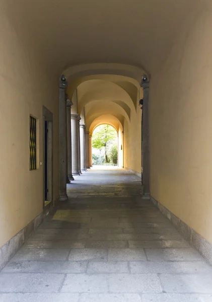 Corredor arqueado em um edifício histórico em MIlan — Fotografia de Stock